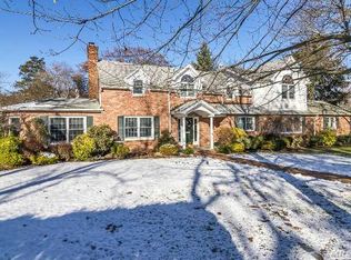 19 Shadow Ln, Williston Park, NY 11596