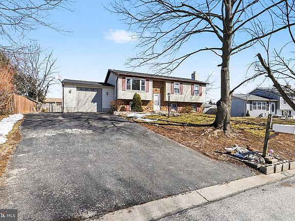 3rd image of 48 Colonial Dr