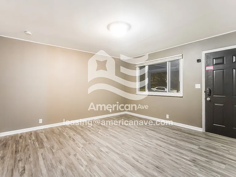 1750583_003_living_room_14040383.jpg