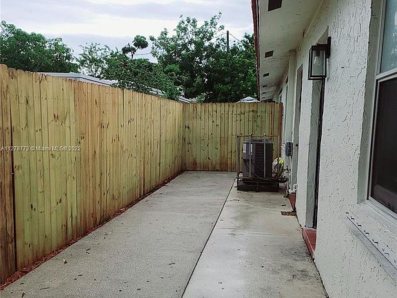 This is side patio to access the unit. Only for Unit #1 use. On this side there is a private laundry room , and Kitchen access.
