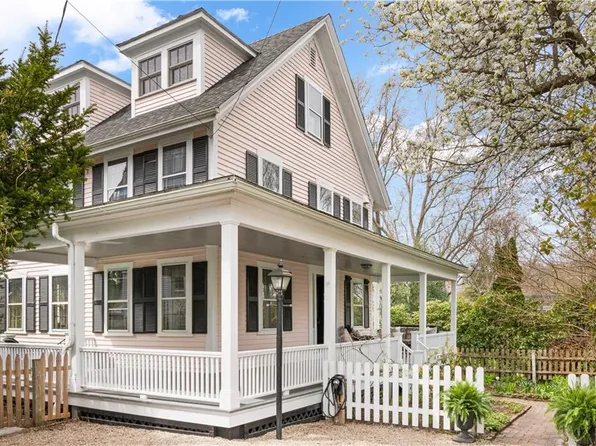 35 Central St, Bristol, RI 02809