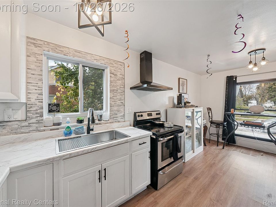 966 E Greendale, photo 11