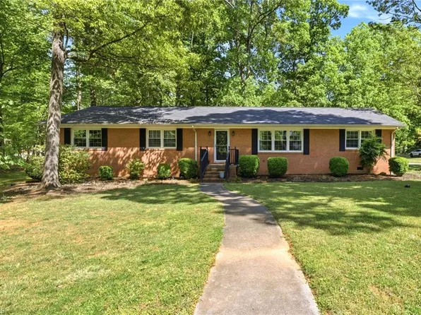 504 N Greenbriar St, Liberty, NC 27298