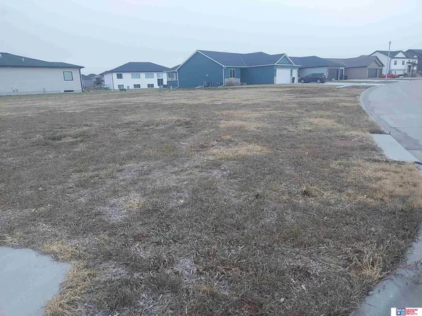 832 Terrace View Dr, Hickman, NE 68372
