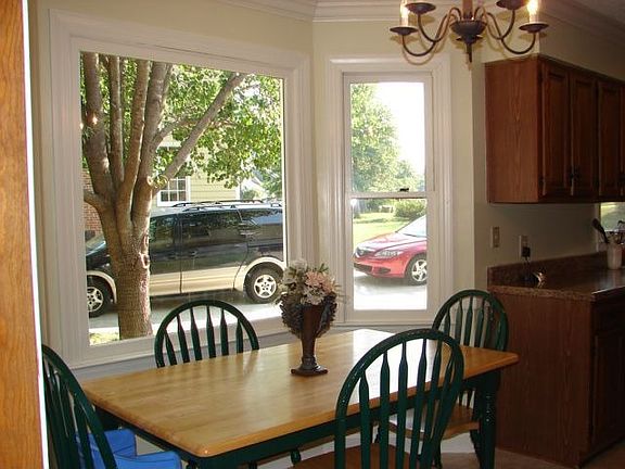 Breakfast area with bay window