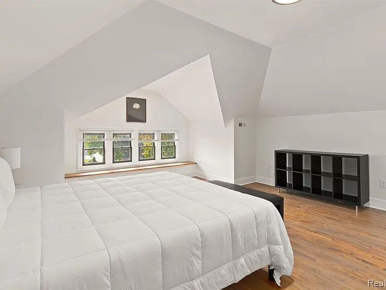 374 E Grand Blvd #2A — Photo 15