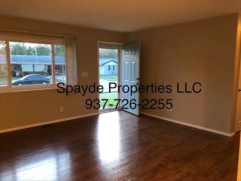 1051 Skylark Dr — Photo 2