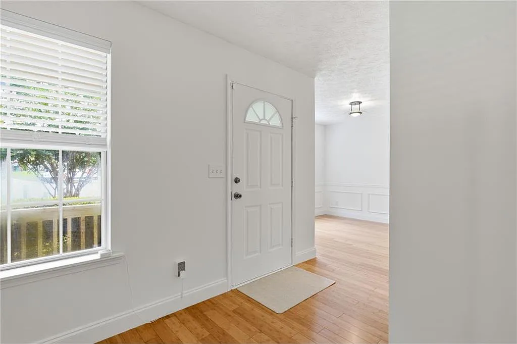 3 bed, 2.5 bath, 2268 sqft, $2,399 — Photo 4