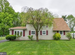 42 Roundwood Ln, Levittown, PA