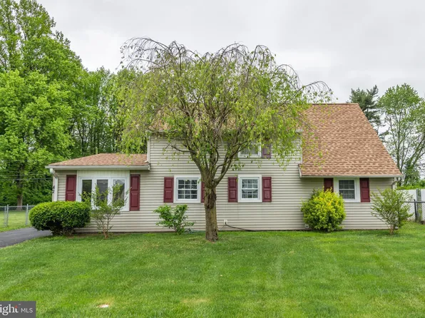42 Roundwood Ln, Levittown, PA 19055