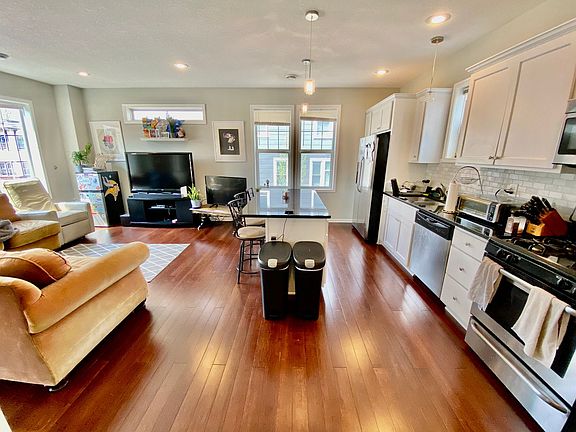 3rd image of 600 32nd St W #4