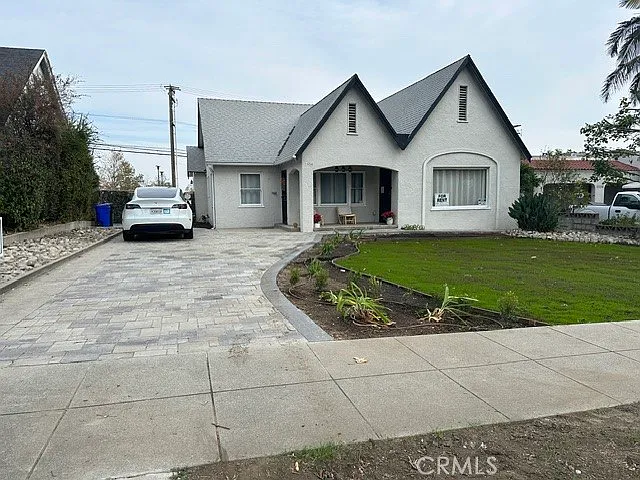 1054 N Euclid Ave — Photo 1