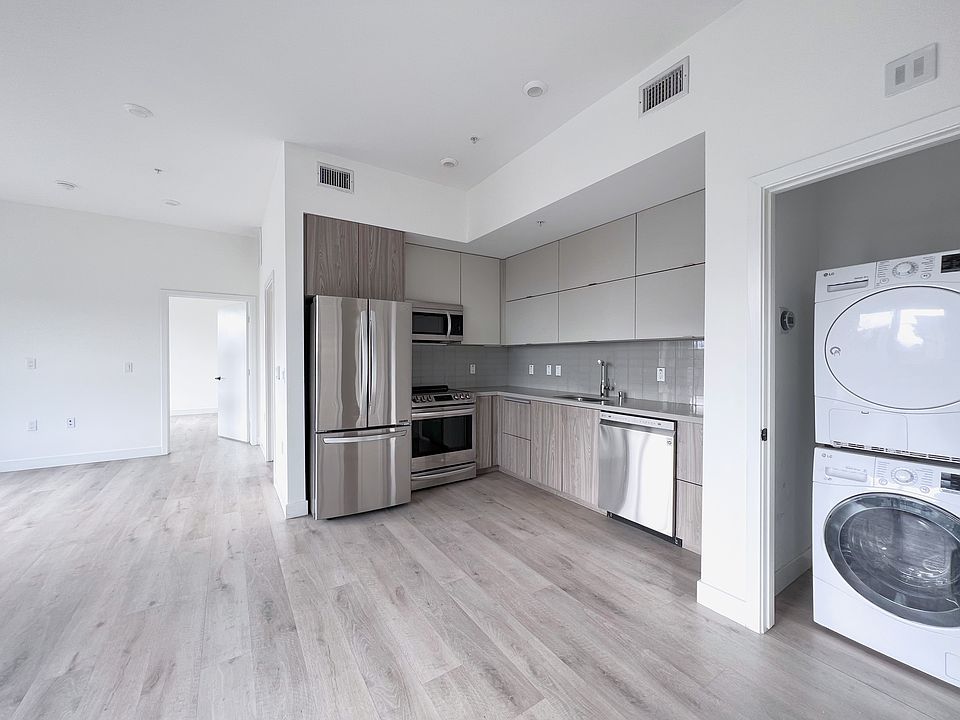 1st image of 966 S Kenmore Ave #1B-1Ba-628Sqft
