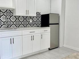2310 N 57th Way, Hollywood, FL