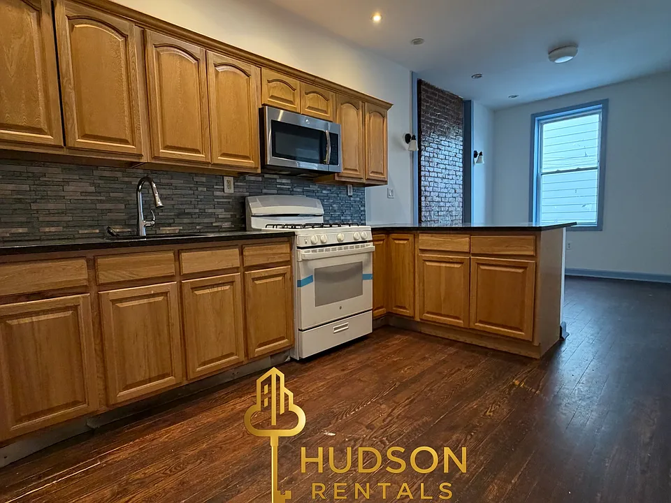 93 Grant Ave #3
