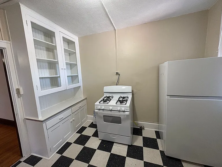 2464 Harney St — Photo 36