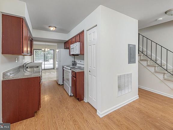 3rd image of 307 Meadowview