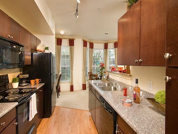 4th image of 3720 College Park Dr