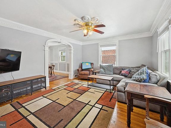 3rd image of 933 Greenbriar Ln