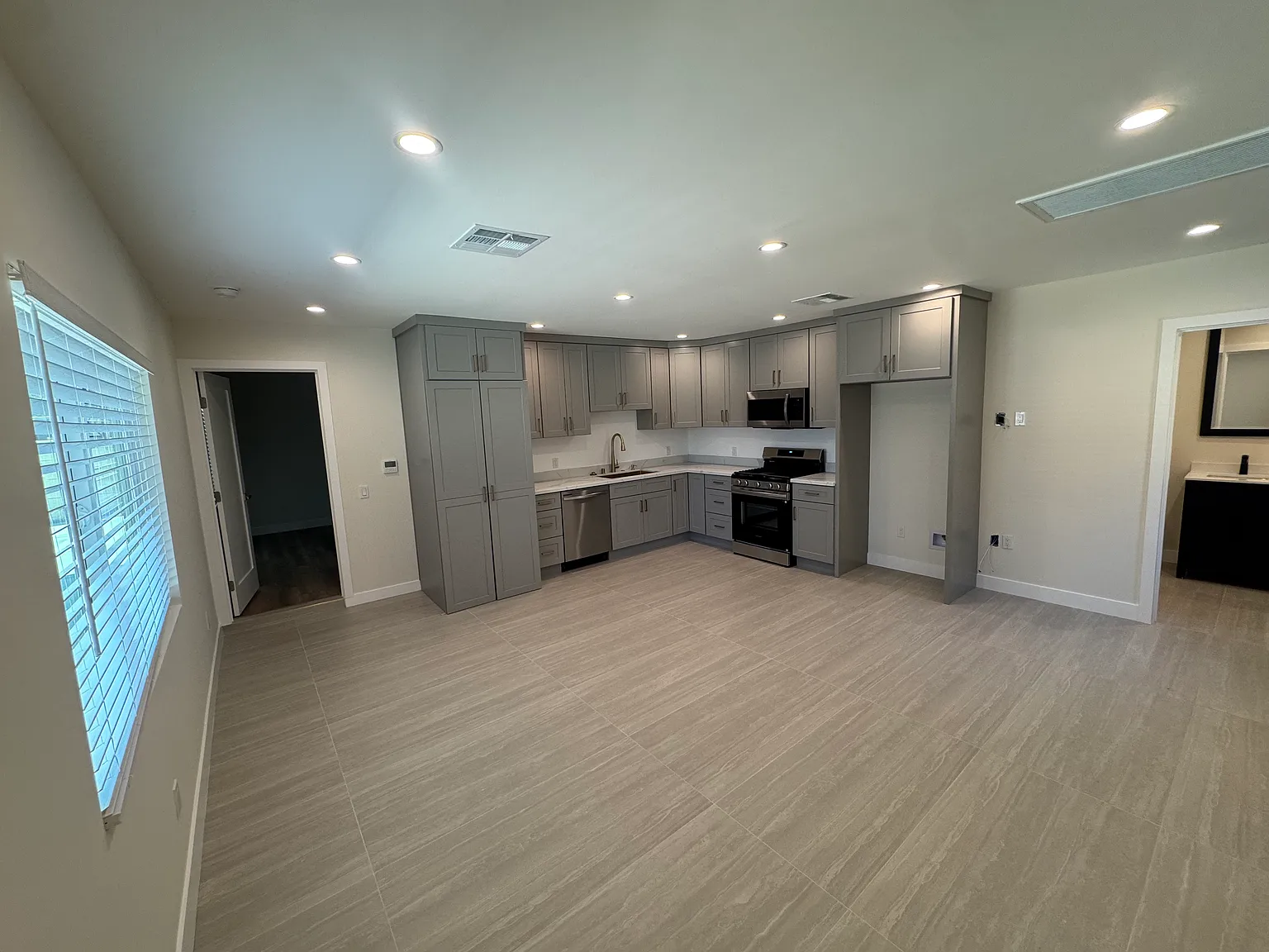 1 bed, 650 sqft, $2,300 — Photo 2