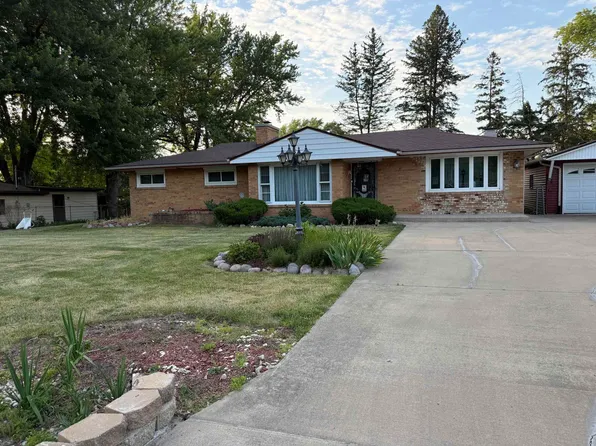 106 Superior Ave, Machesney Park, IL 61115