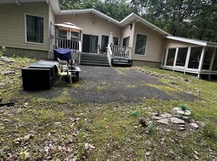 258 Purple Martin Dr, Bushkill, PA 18324