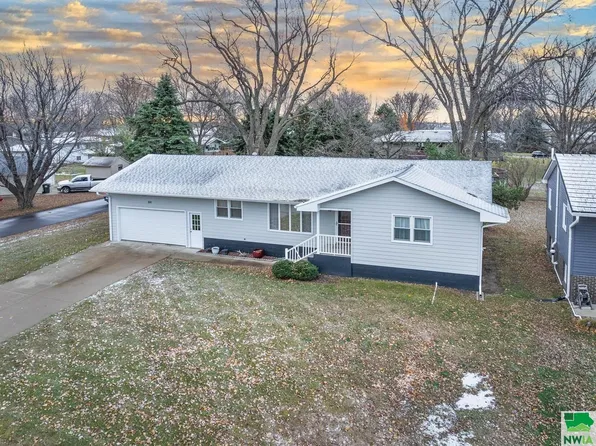 814 S Shannon Dr, Sloan, IA 51055