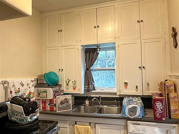5th image of 915 NW Columbia Ave