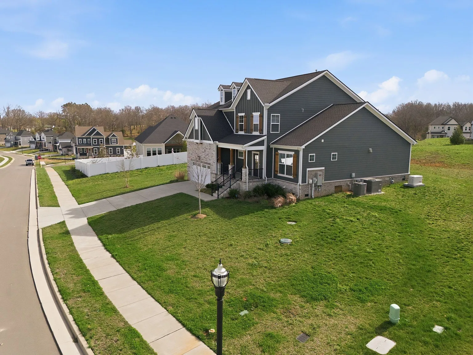 4 bed, 3.5 bath, 3216 sqft, $4,500 — Photo 3