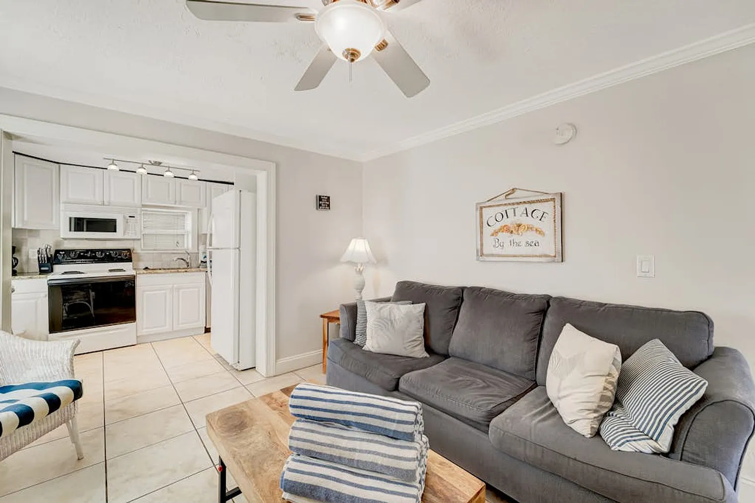 2 bed, 1.0 bath, 678 sqft, $3,063 — Photo 3