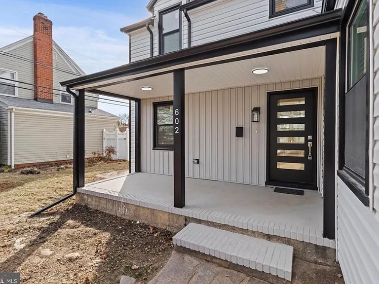 602 S Hammonds Ferry Rd — Photo 2