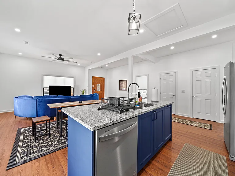 305 W 12th St — Photo 11