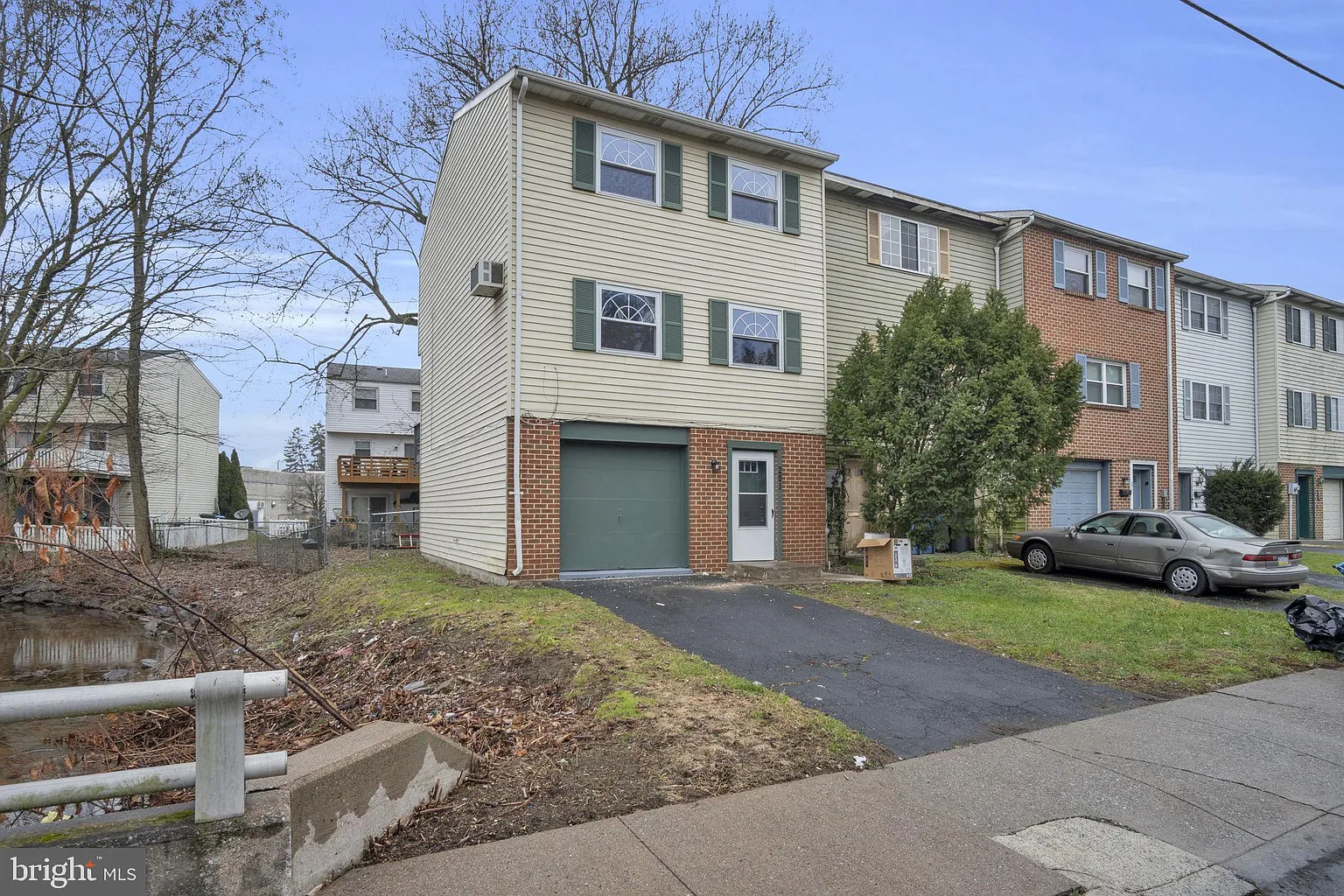 281 Penn St photo 1