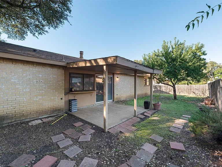 1429 Whitehall Dr — Photo 25