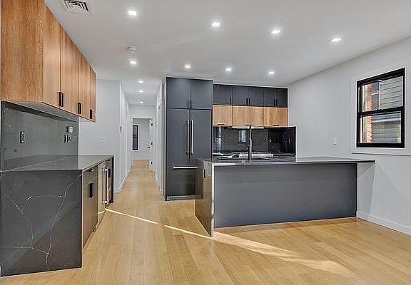 3rd image of 935 E 31st St #1