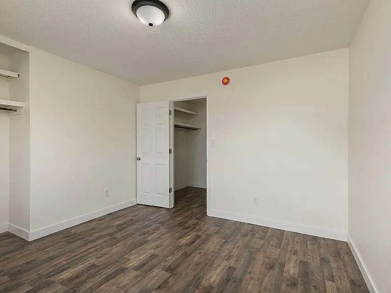 733 W College St #B — Photo 12