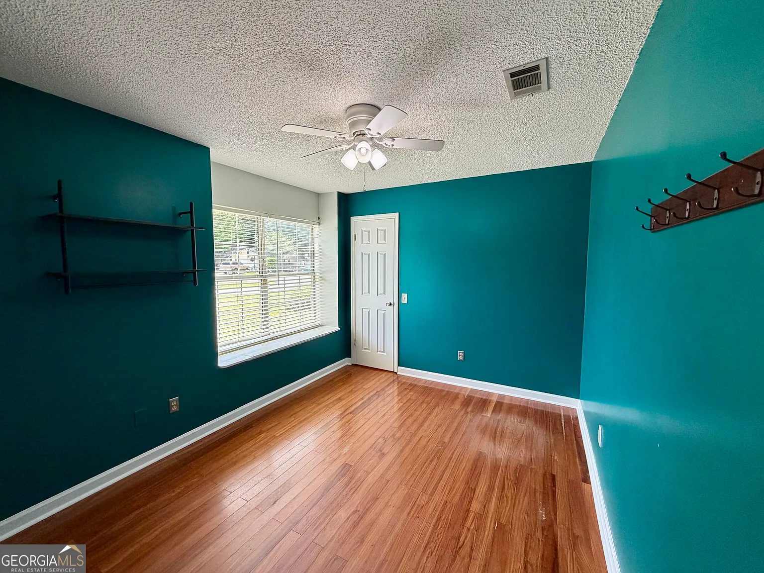 3 bed, 2.0 bath, 1308 sqft, $1,800 — Photo 4