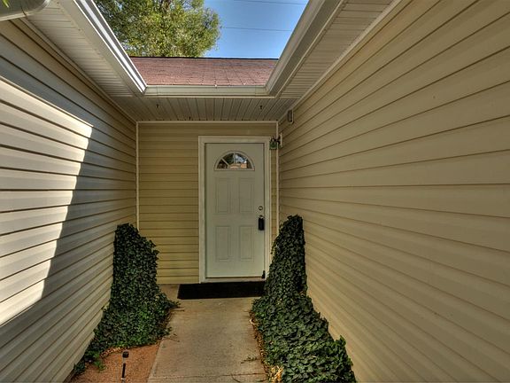 3rd image of 532 Autumn Breeze Dr