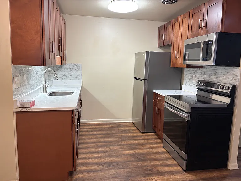 210 W 29th St #1 — Photo 8