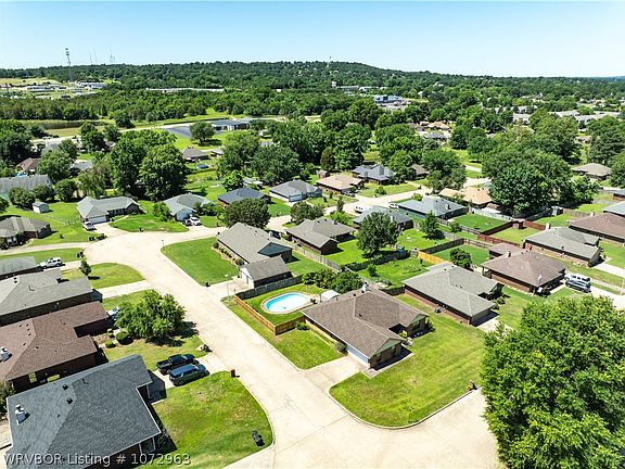 5th image of 303 Crestview Dr