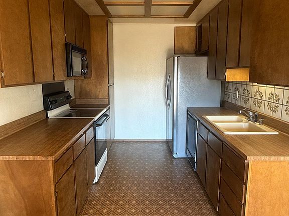 3rd image of 1490 London Circle