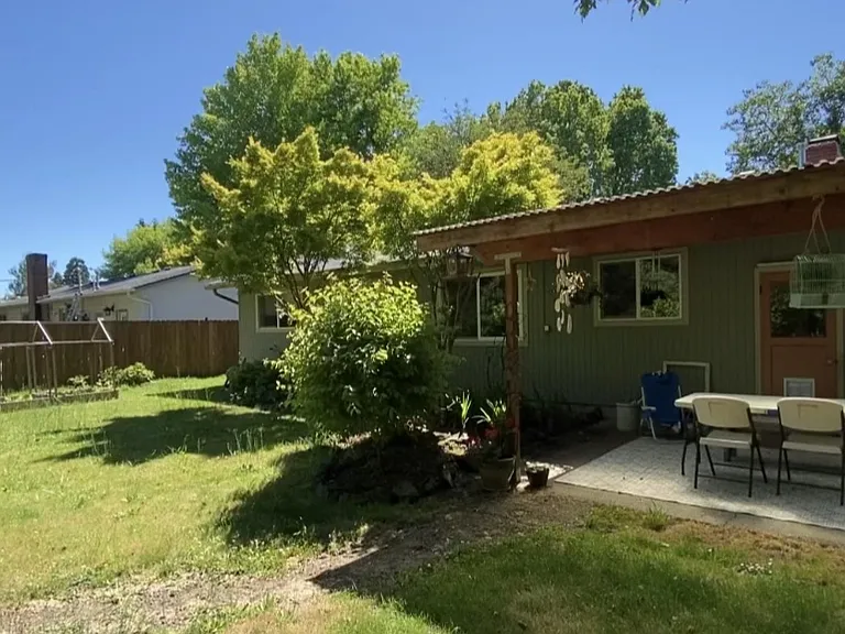 1843 NW Garryanna St — Photo 10