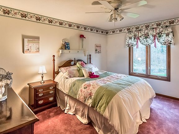 Bedroom w/ Walk-in Closet