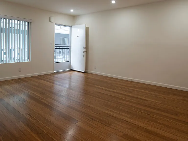 117 - Martel Apartments — Photo 2