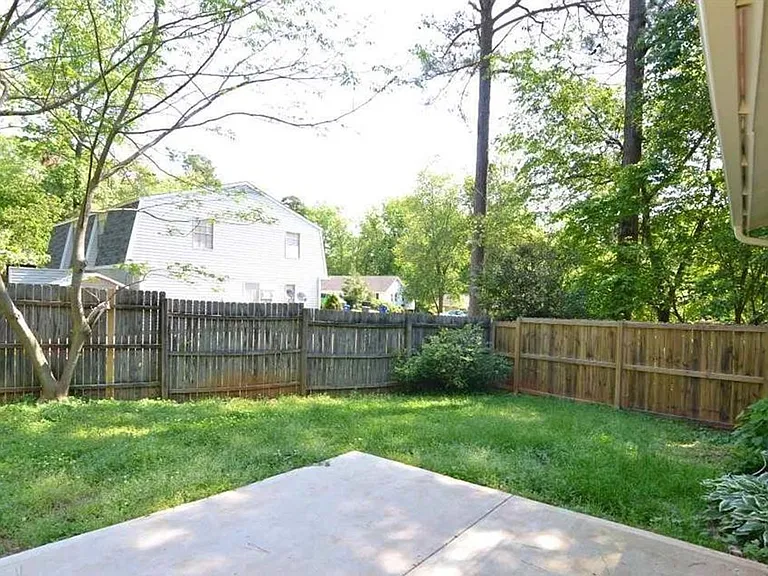 7200 Longstreet Dr — Photo 3