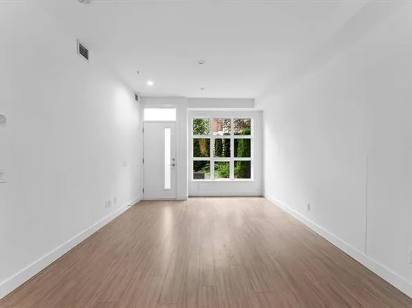 2060 Curling Rd #111, North Vancouver, BC V7P 0E1