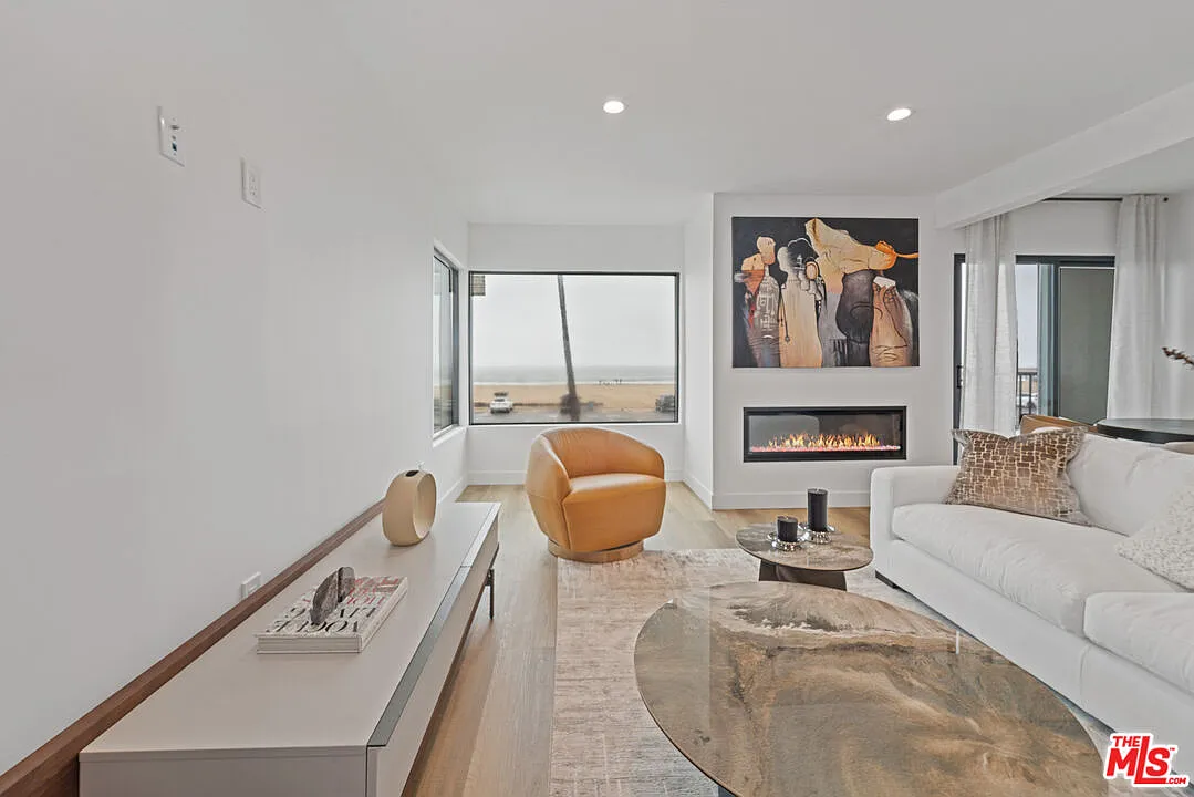 Building Photo - 3305 Ocean Front Walk #2