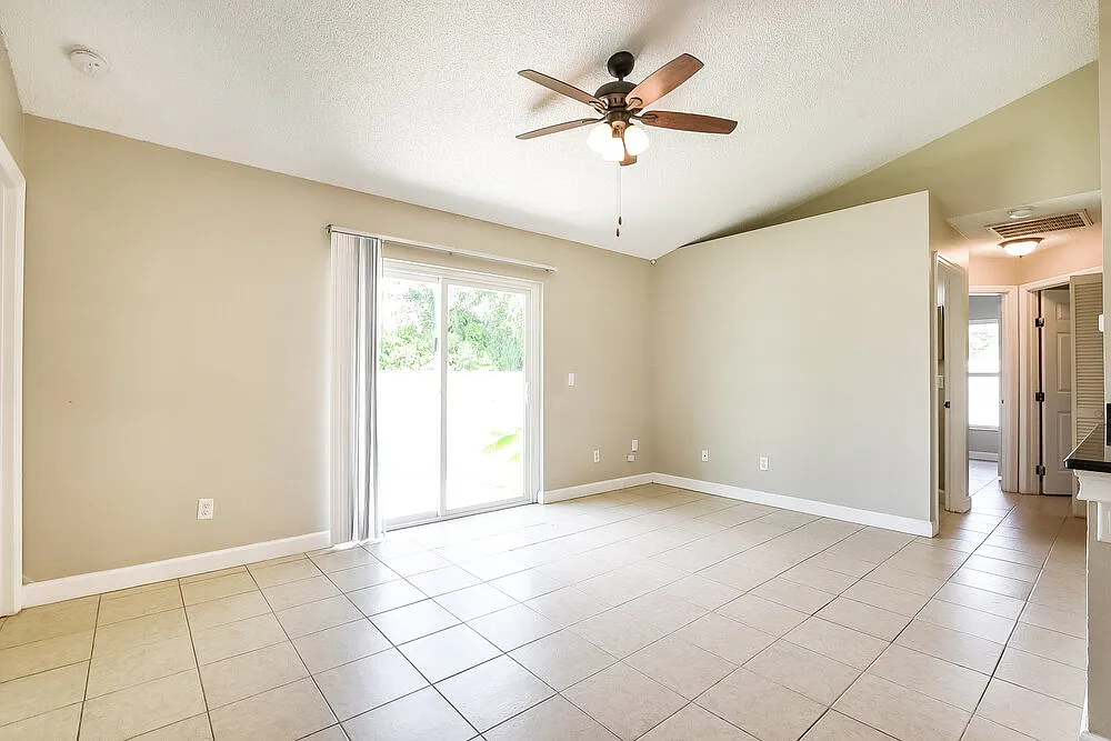 3 bed, 2.0 bath, 1332 sqft, $2,365 — Photo 4
