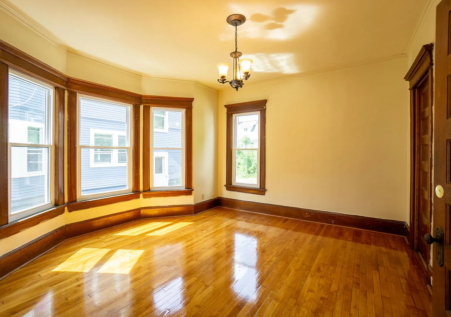 813 Euclid Avenue - Gorgeous Single Family Home with Garage and Off Street Parking Available 8/1/27 — Photo 4