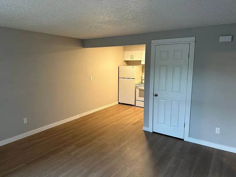 325 SW Academy St — Photo 4